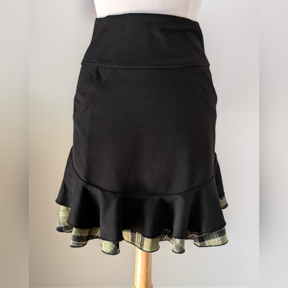 MADE IN QUEBEC - Annie50 ruffle kangaroo skirt black and green tartan SMALL